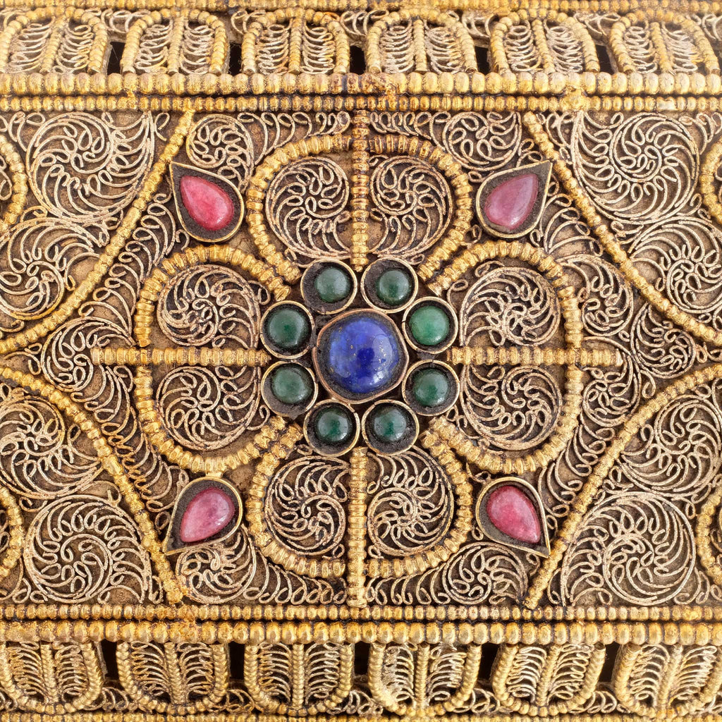 Box für Räucherstäbchen, verziert mit Filigran Ornamenten und akzentuiert mit farbigen Steinen. Versilbert und vergoldet. Detail vom zentralen Blütenmotiv auf dem Deckel.