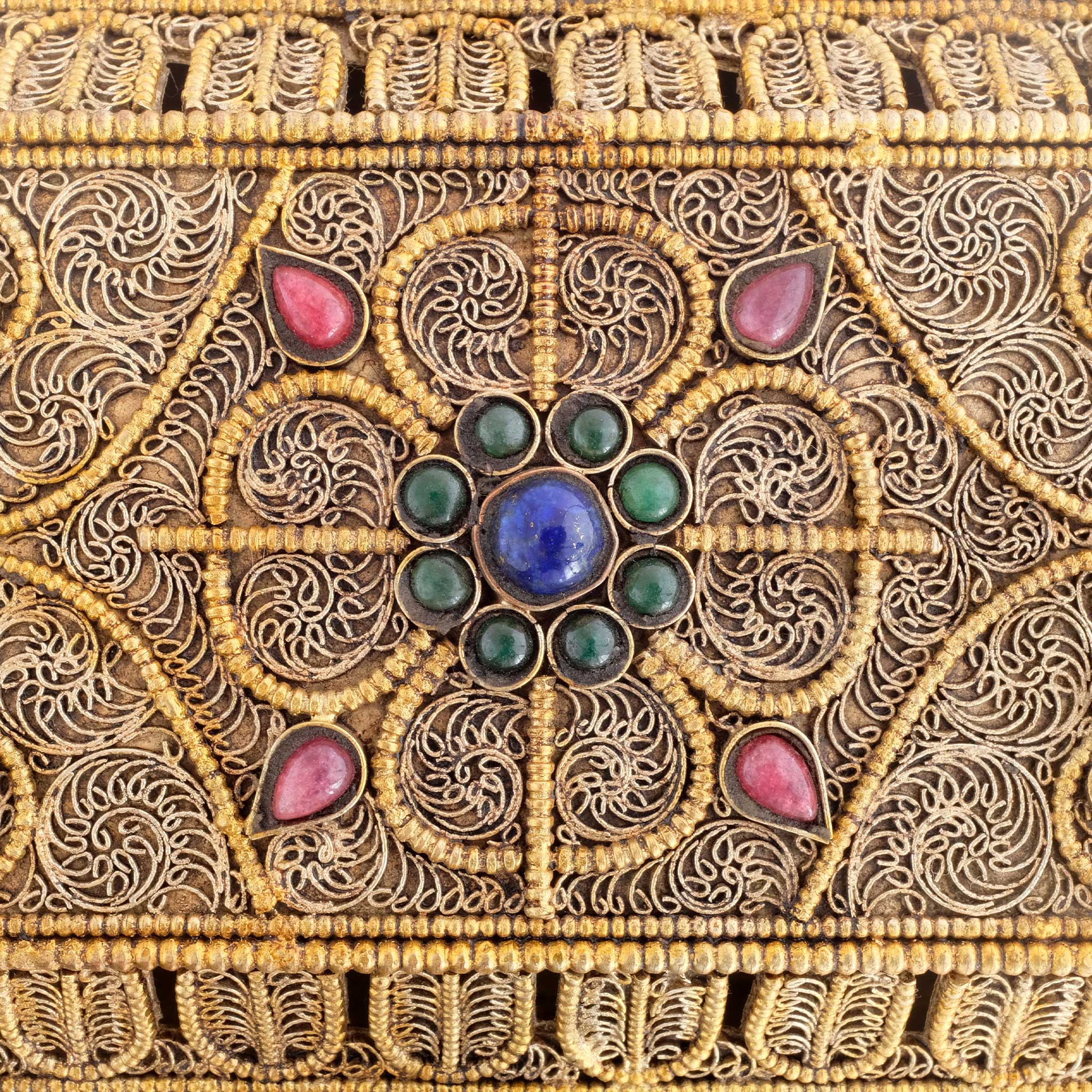 Box für Räucherstäbchen, verziert mit Filigran Ornamenten und akzentuiert mit farbigen Steinen. Versilbert und vergoldet. Detail vom zentralen Blütenmotiv auf dem Deckel.