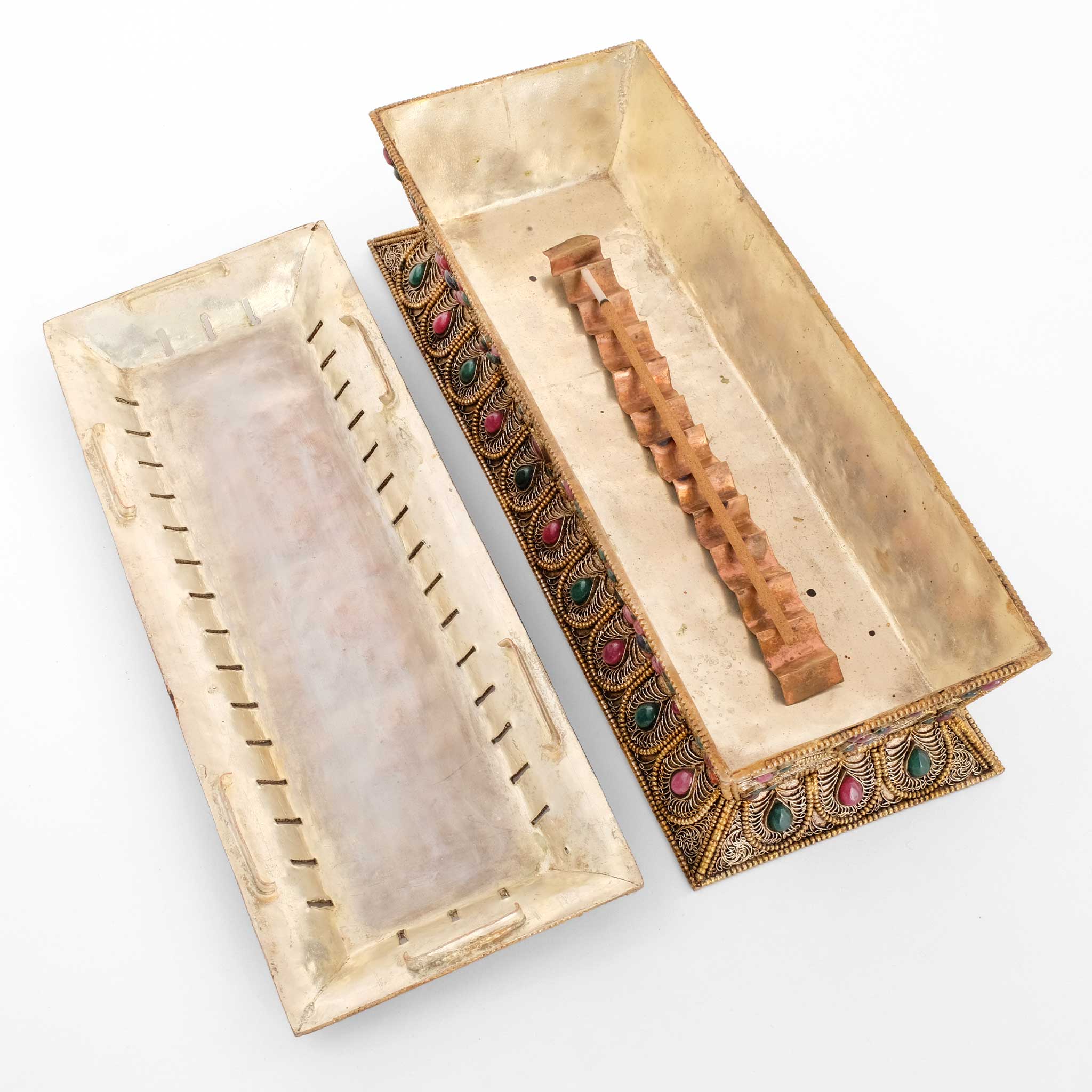 Kasten für die Aufbewahrung und das Abbrennen von Räucherstäbchen, verziert mit Filigran Ornamenten und akzentuiert mit farbigen Steinen. Versilbert und vergoldet. Der Deckel liegt neben dem Kasten. 