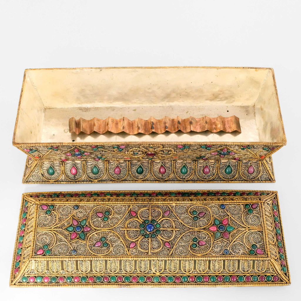 Kasten für Räucherstäbchen, verziert mit Filigran Ornamenten und akzentuiert mit farbigen Steinen. Versilbert und vergoldet. Der Deckel liegt vor dem Kasten. 