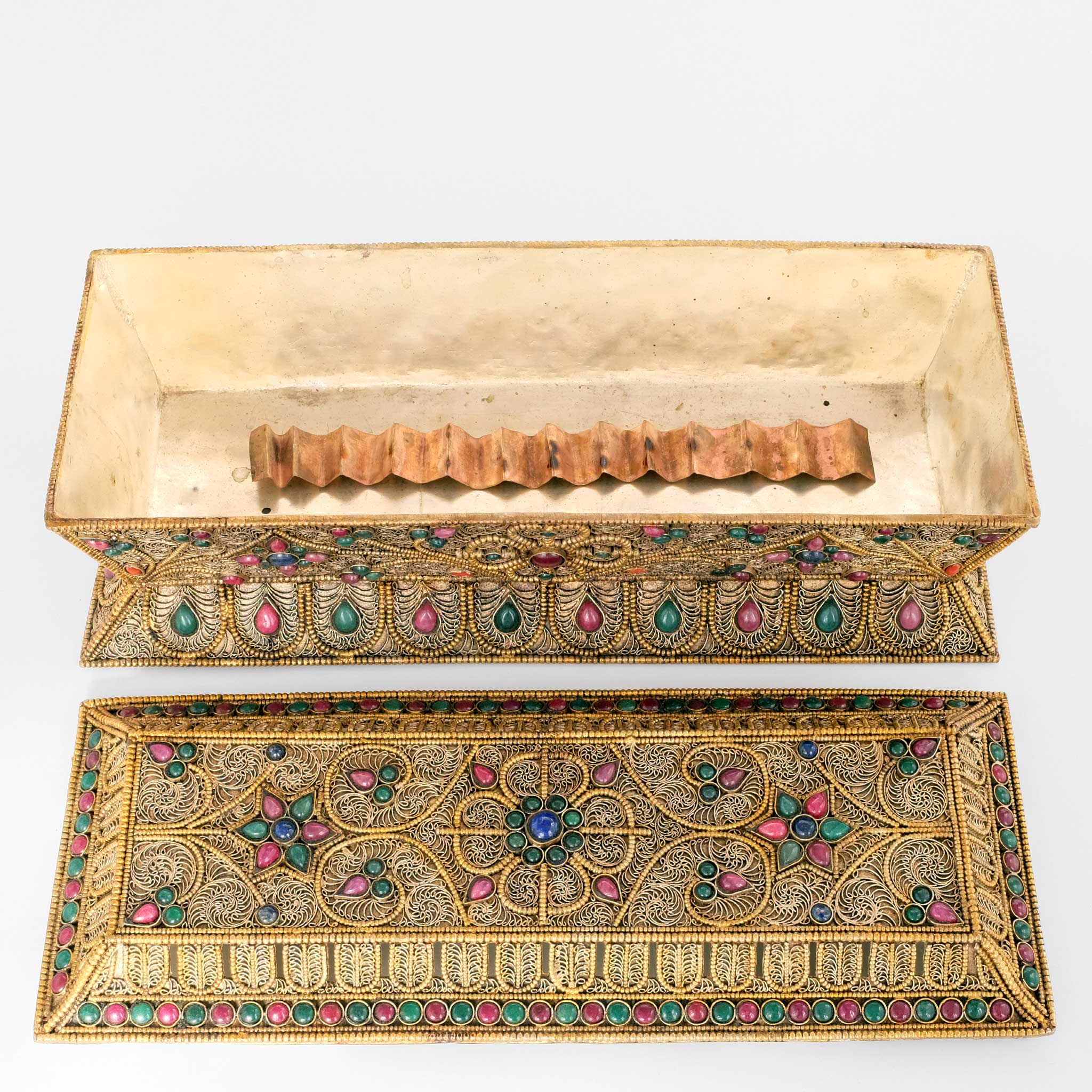 Kasten für Räucherstäbchen, verziert mit Filigran Ornamenten und akzentuiert mit farbigen Steinen. Versilbert und vergoldet. Der Deckel liegt vor dem Kasten. 