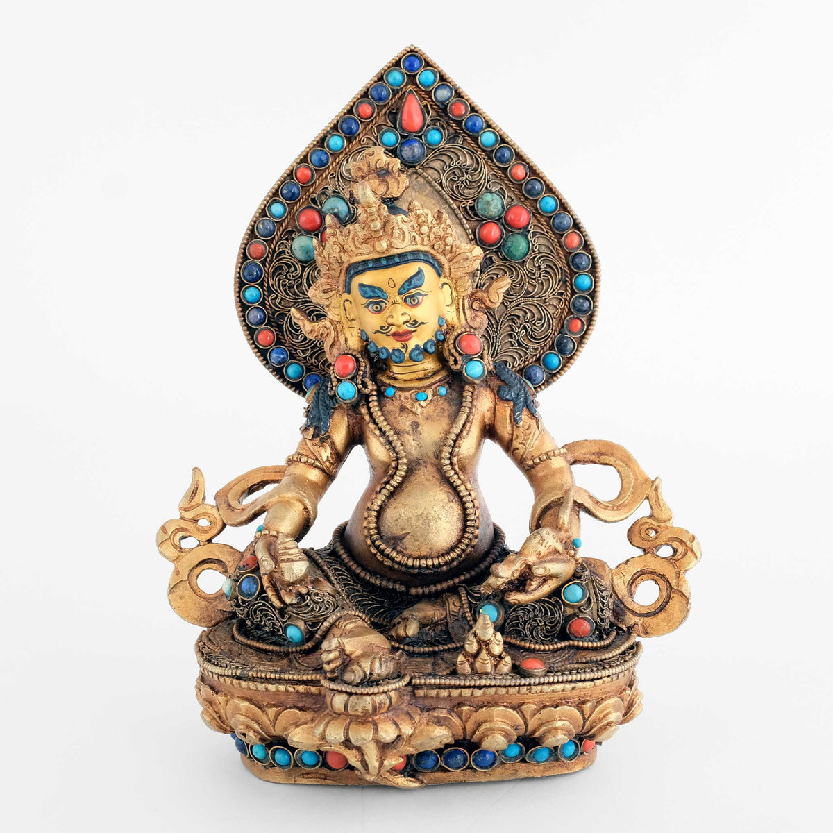 Jambhala Statue mit Aureole,  mit Filigran verziert, vergoldet und versilbert, mit Türkis, Koralle und Lapislazuli besetzt. Das Gesicht ist in Gold gefasst.