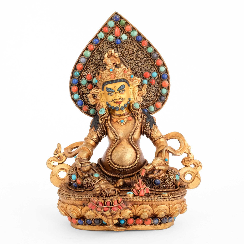 Jambhala Statue  mit Aureole, die Figur ist  mit Filigran gestaltet, vergoldet und versilbert, mit Türkis, Koralle und Lapislazuli besetzt. Das Gesicht ist in Gold gefasst.