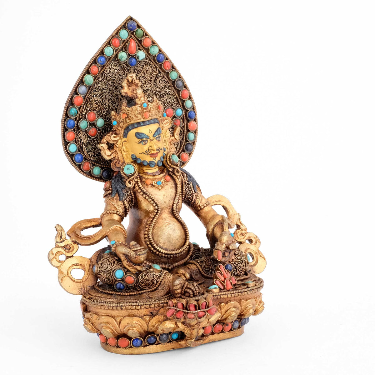 Jambhala Statue, Seitenansicht, mit Filigran gestaltet, vergoldet und versilbert, mit Türkis, Koralle und Lapislazuli besetzt. Das Gesicht ist in Gold gefasst.