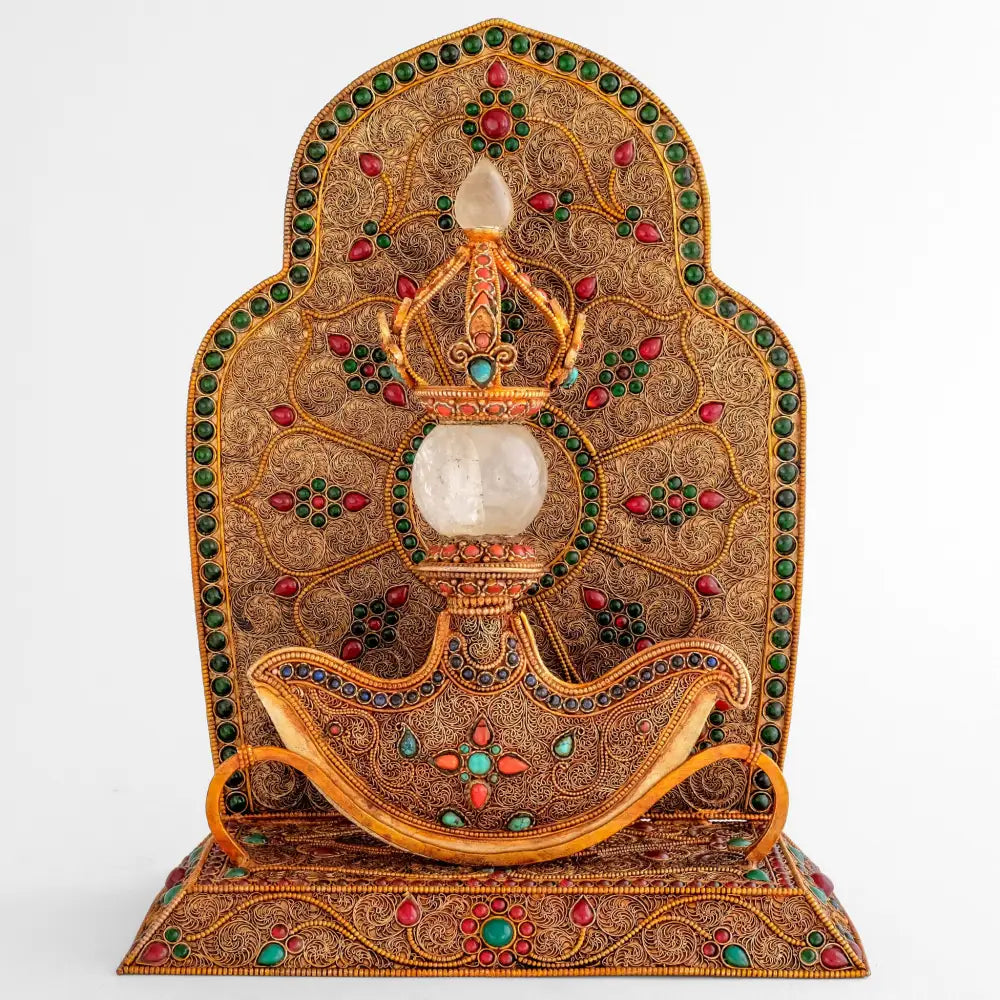 Geschwungenes Kartika Messer mit halben Vajra und Kristall. Aufrecht in einem Podest mit Hintergrund.