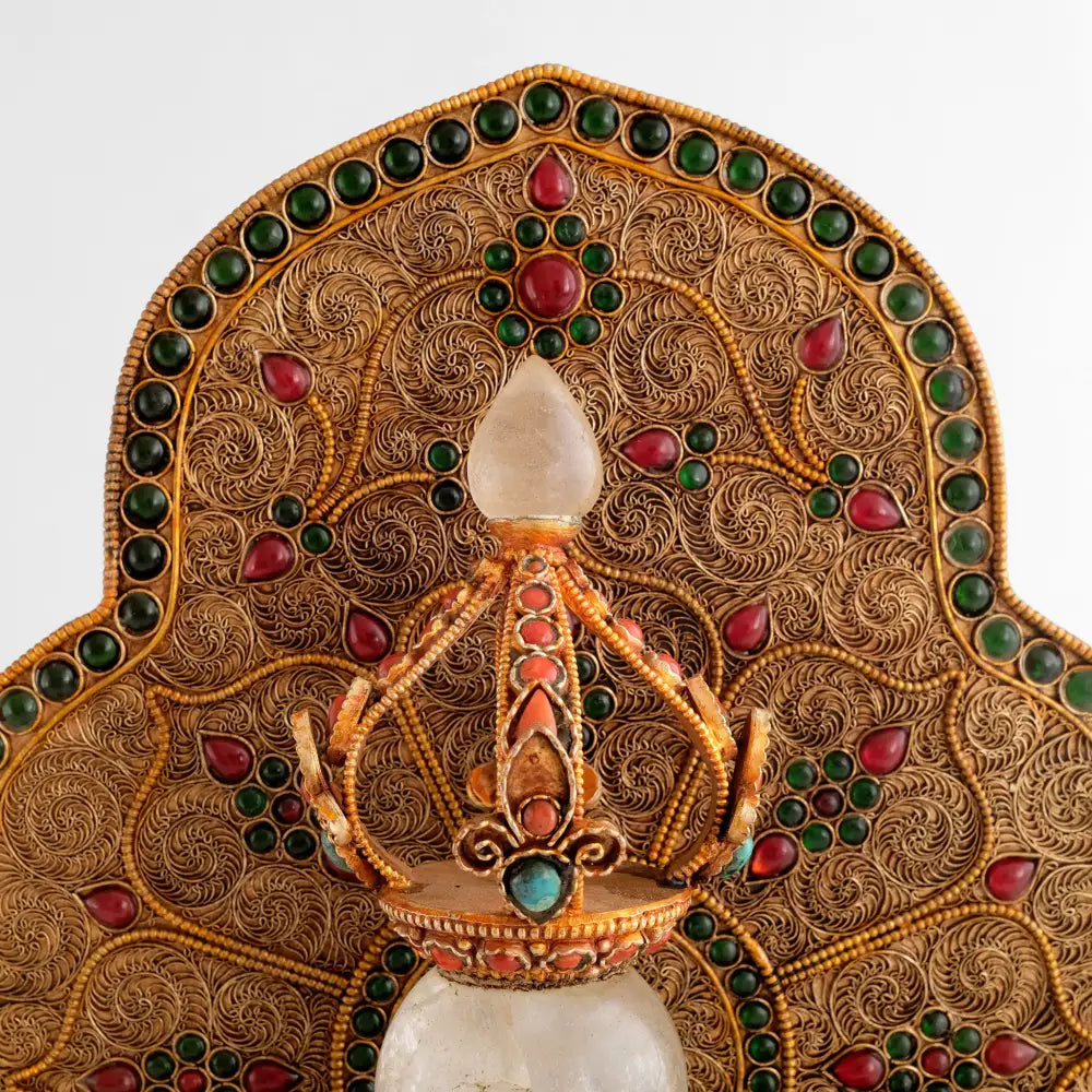 Der obere Teil des Kartika Messers ist ein halber Vajra, verziert mit Türkis und Koralle, die Spitze bildet ein tropfenfömiger Kristall. 