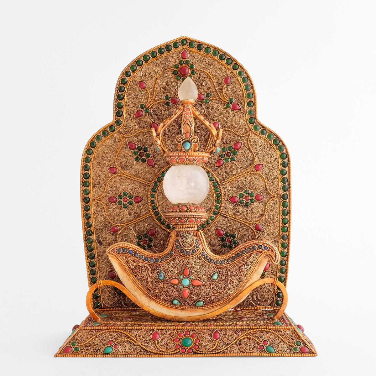 Geschwungenes Kartika Messer mit halben Vajra und Kristall. Aufrecht in einem Podest mit Hintergrund.