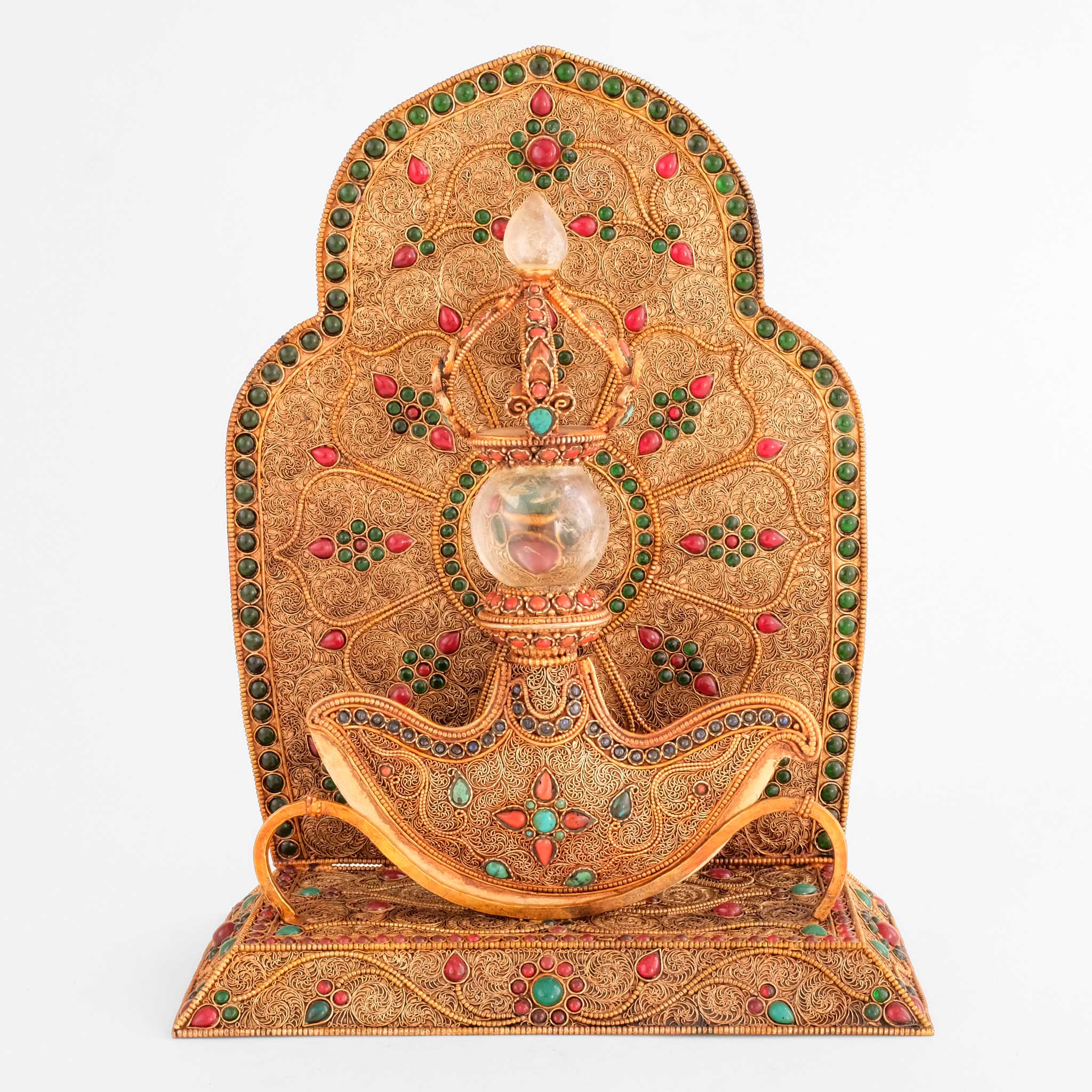 Kartika-Ritualmesser mit Stand, filigrane Ornamentarbeit mit gefassten Steinen und Kristallkugel, tantrisches buddhistisches Ritualobjekt