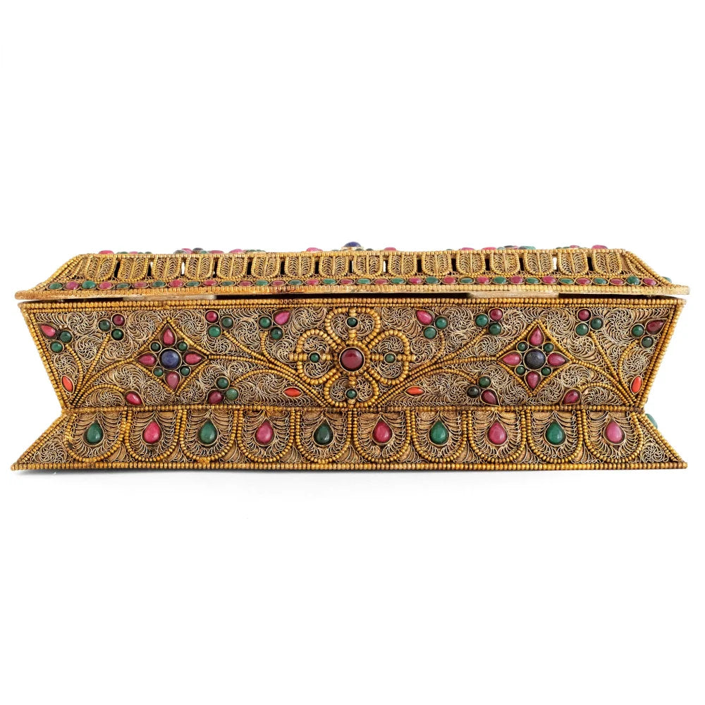 Kupferdose für die Aufbewahrung und das Abbrennen von Räucherstäbchen, verziert mit filigranen Ornamenten und gefassten farbigen Steinen. Versilbert und vergoldet.