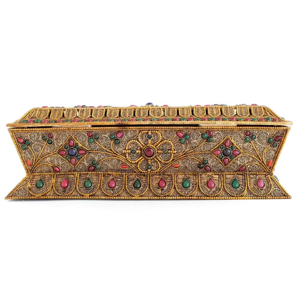 Kupferdose für die Aufbewahrung und das Abbrennen von Räucherstäbchen, verziert mit filigranen Ornamenten und gefassten farbigen Steinen. Versilbert und vergoldet.