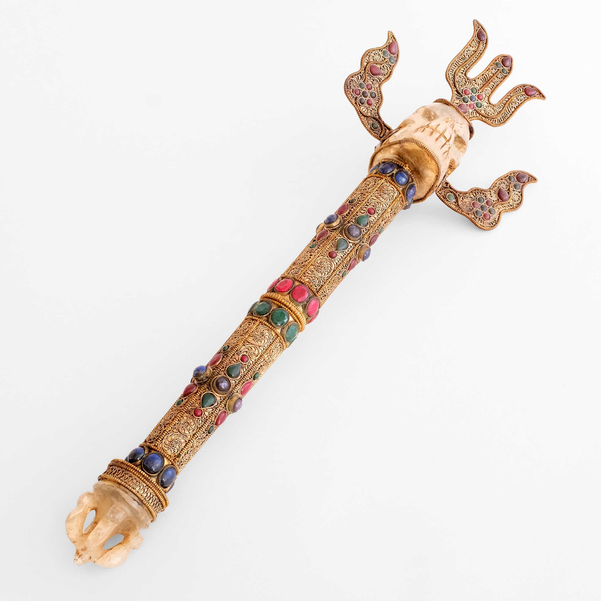 Queransicht des khatvanga, tatrischer buddhistischer Stab, mit spiralförmigem Filigran und farbigen Steinen besetzt.