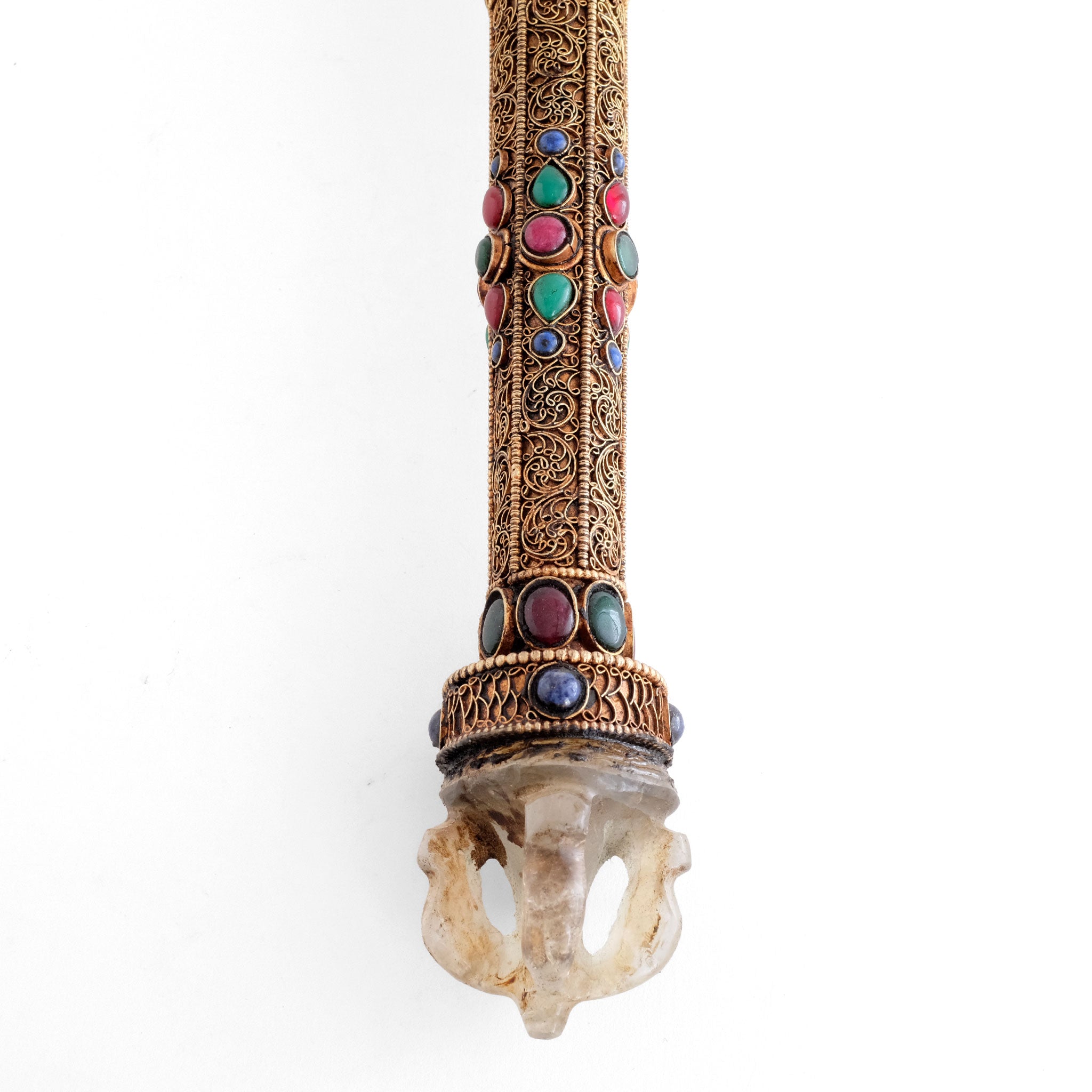 Khatvanga, der Stab ist mit Filigran und farbigen Steinen besetzt. Er endet in einem Kristall-halb-vajra.