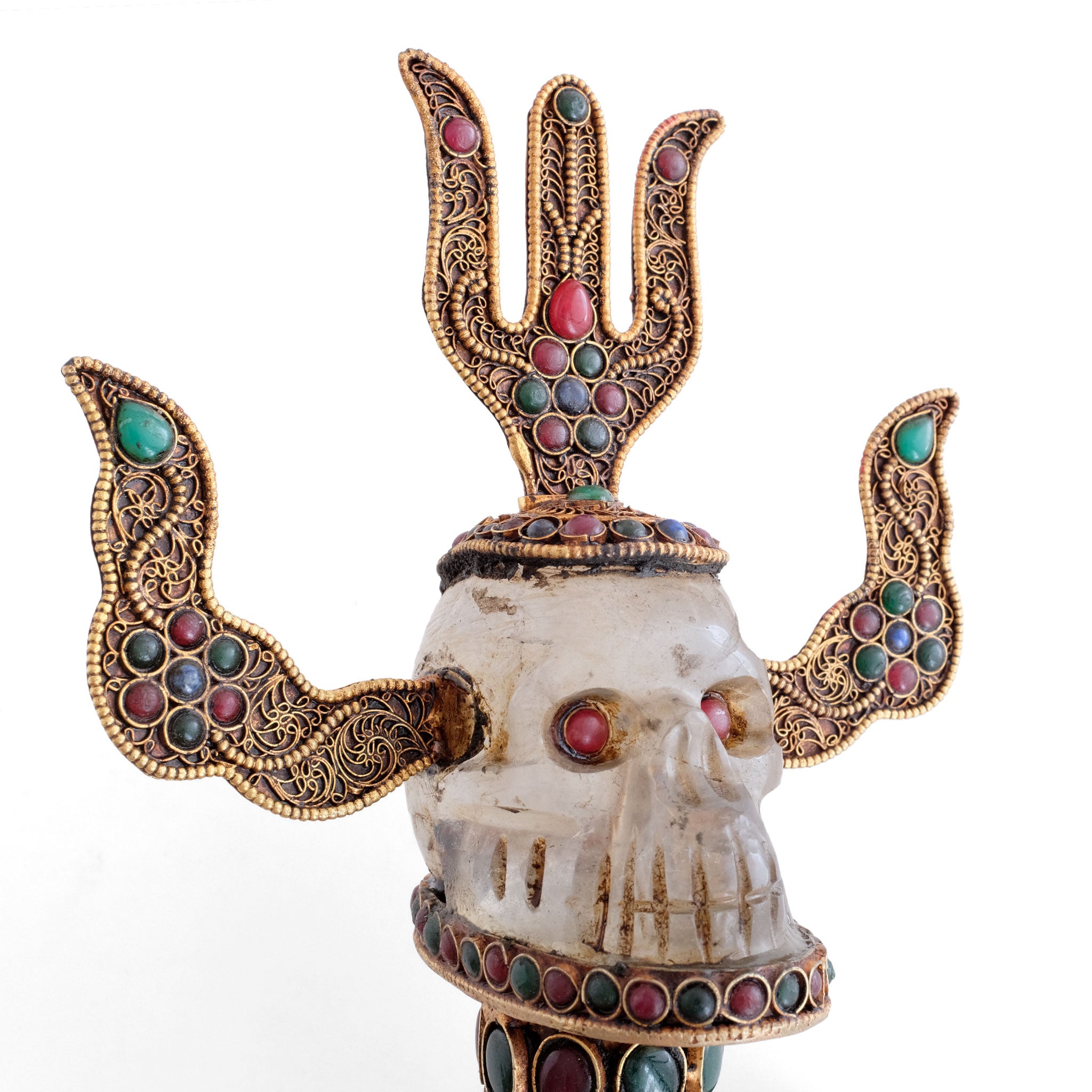 Khatvanga, der Kopf aus Kristall mit Dreizack. Verziert mit Filigran und gefassten farbigen Steinen.