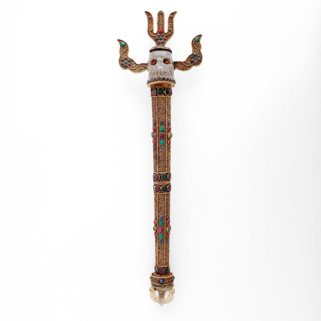 Khatvanga, mit Filigran bearbeiteter Kupferstab, Kristallkopf und hab-vajra Ende. 