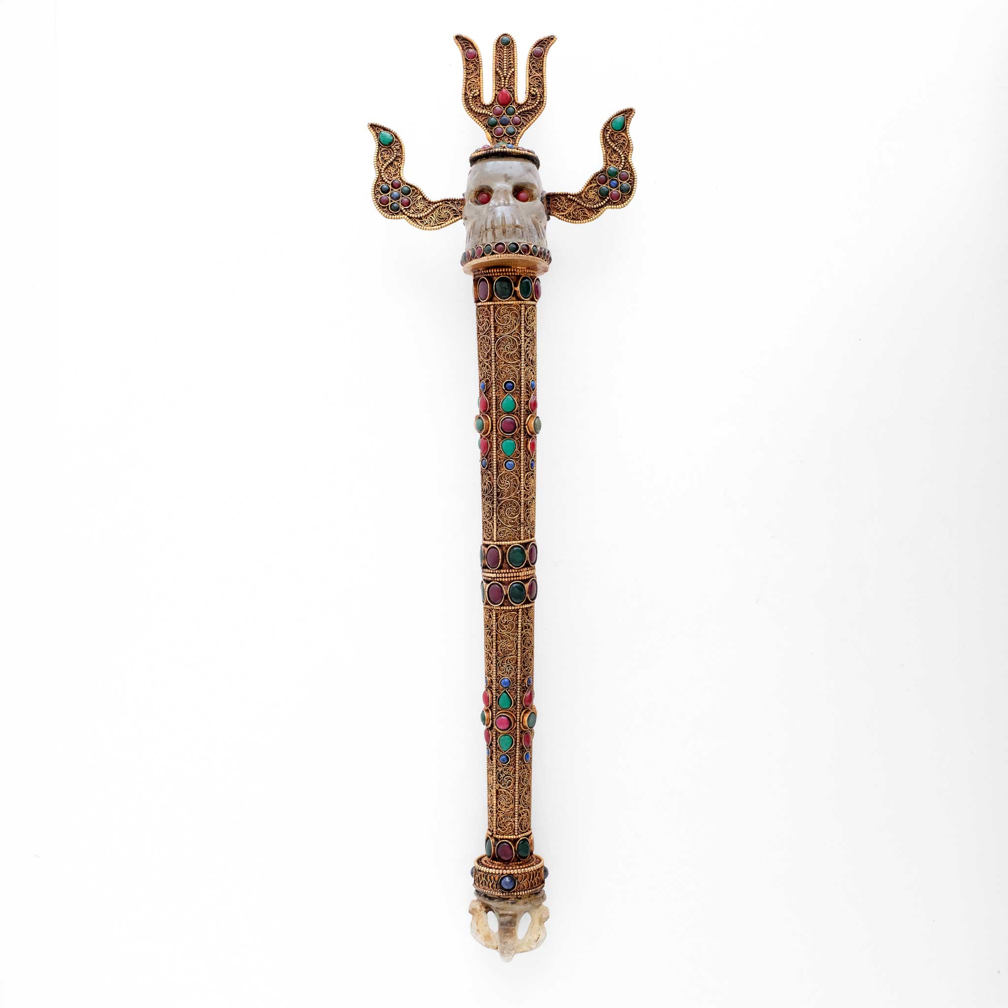 Khatvanga, mit Filigran bearbeiteter Kupferstab, Kristallkopf und hab-vajra Ende. 