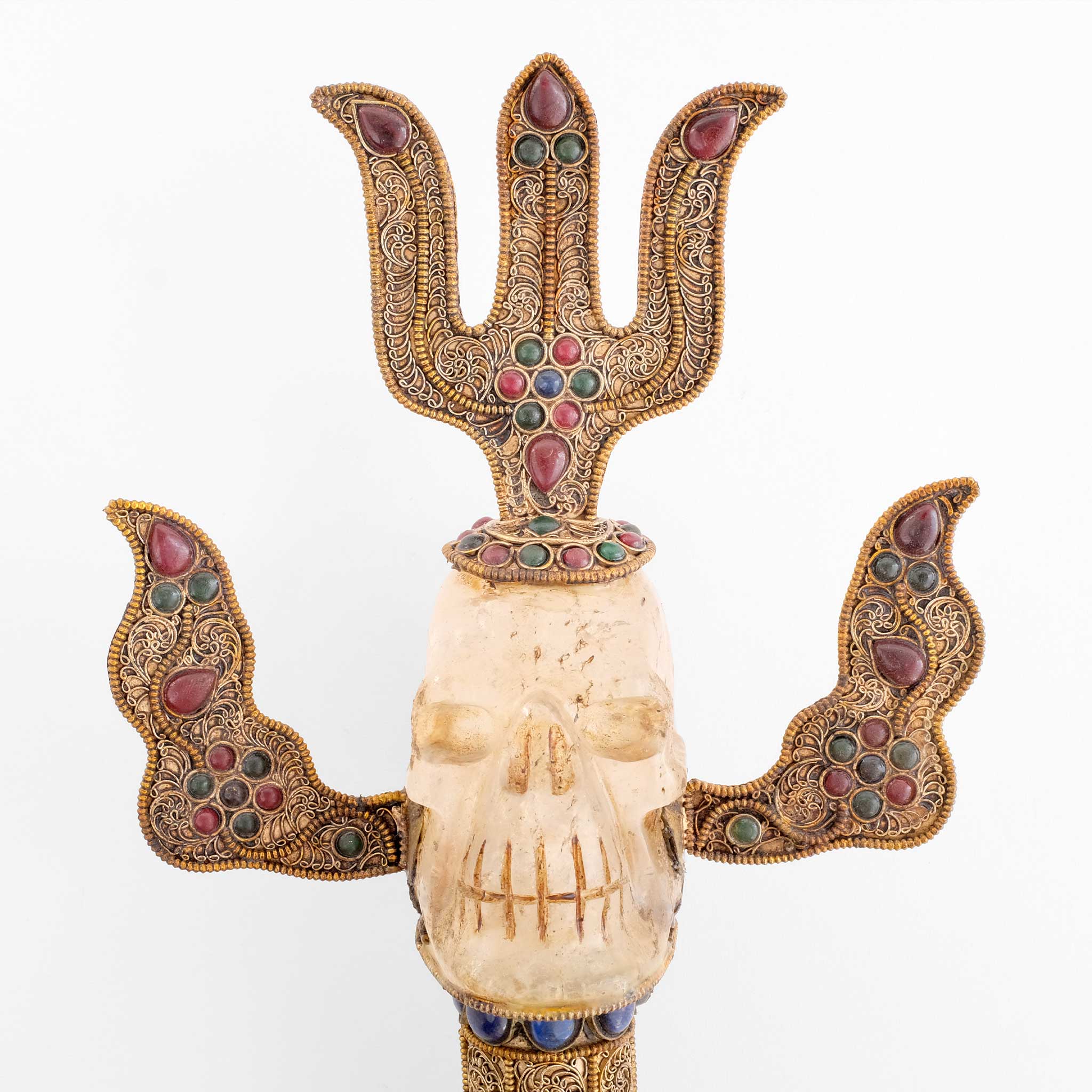 Khatvanga, der Kopf aus Kristall geschnitzt, das Kupfer mit Filigran verziert. Auf dem Kopf ein Dreizack.