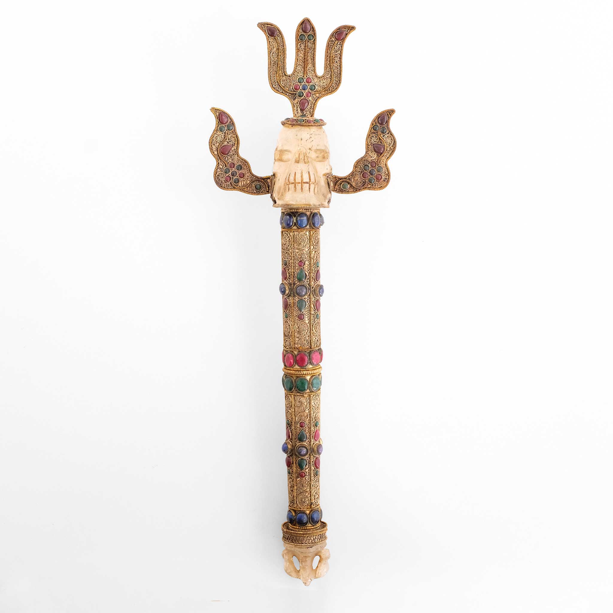 Khatvanga, Schädel und halber Vajra aus Kristall geschnitzt. Der Stab ist mit Filigran bearbeitet und mit farbigen Steinen besetzt.