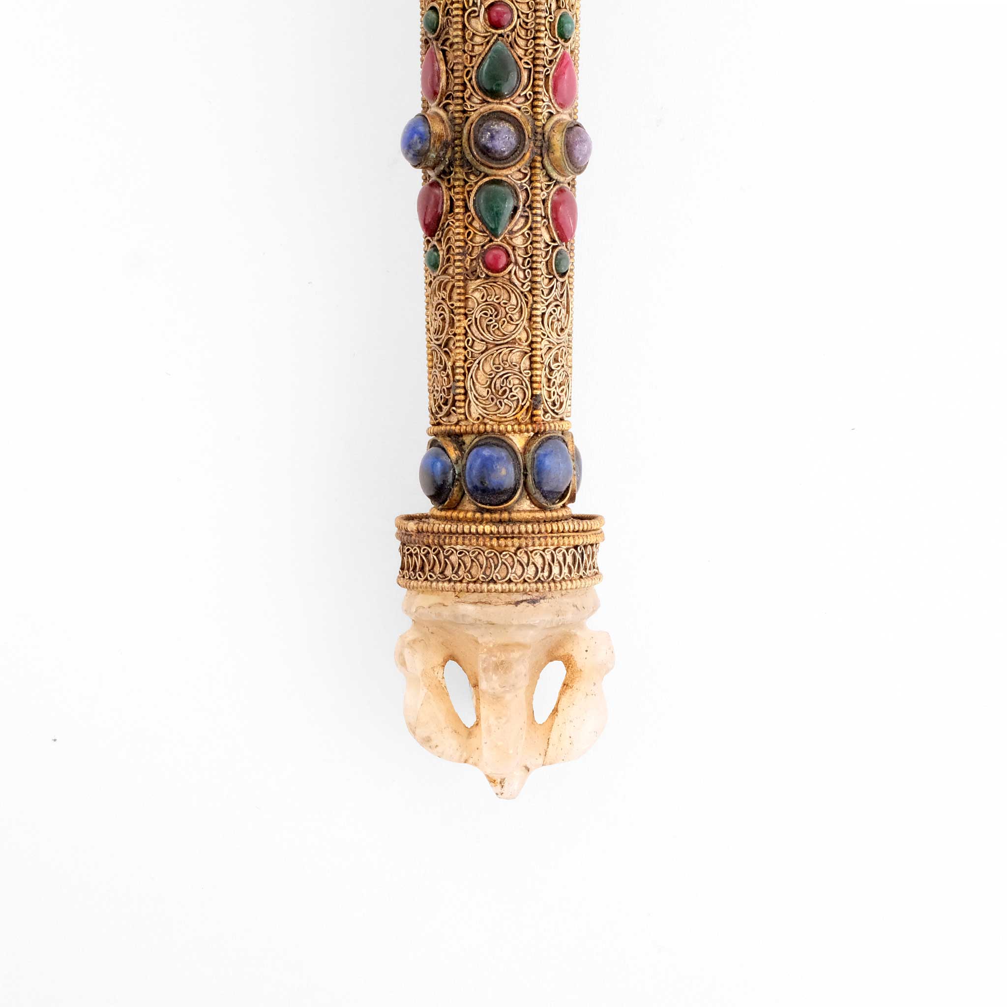 Das untere Ende des khatvanga Stabs endet in einem halb-vajra. Der Stab ist mit Filigran bearbeitet und mit farbigen Steinen besetzt.