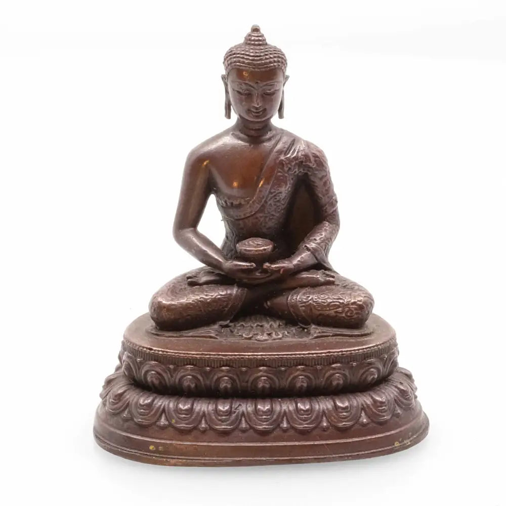 Oxidierte kleine Kupfer-Buddha-Statue in meditativer Haltung.