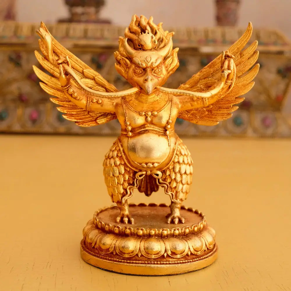 Goldene Garuda-Statue. Kleine Kupferfigur, detaillierer Guss. 