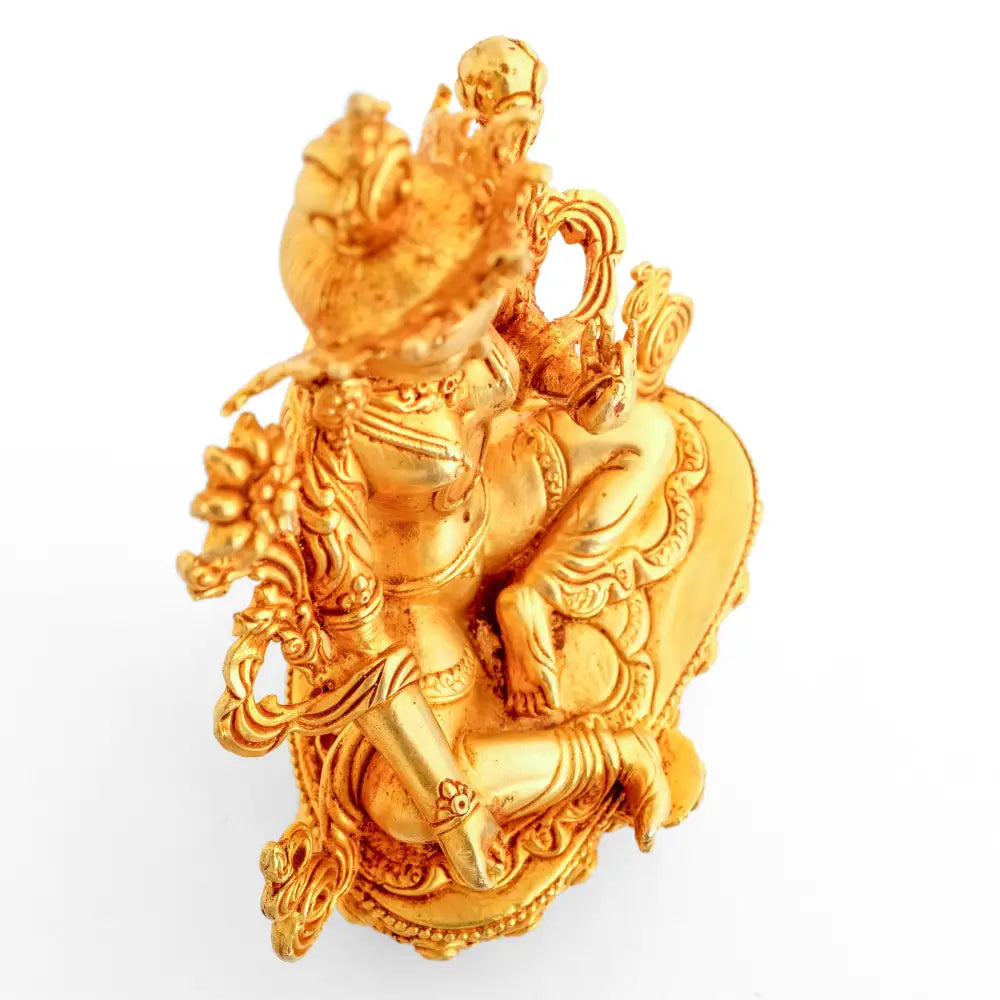 Goldene Statue einer buddhistischen Gottheit. Grüne Tara. Kleine Statue.