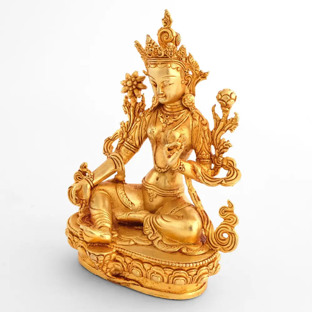 Goldene Tara-Statue. Detaillierter Guss der vergoldeten Kupfer Figur.