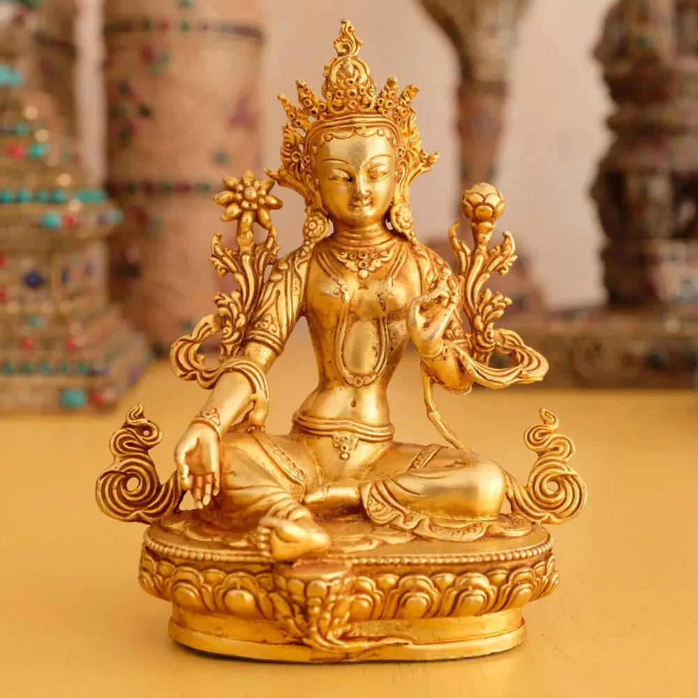 Vergoldete Kupfer Statue der Grünen Tara, detaillierte kleine Figur.