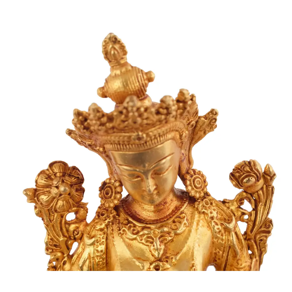 Detaillierter Guss, Statue der Grünen Tara. Sie ist gekrönt und trägt vollen Schmuck.