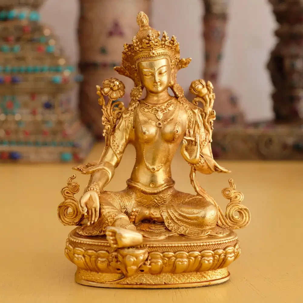 Kleine Grüne Tara Statue spirituelle vergoldete Schutzfigur in der Tradition des Tibetischen Buddhismus.