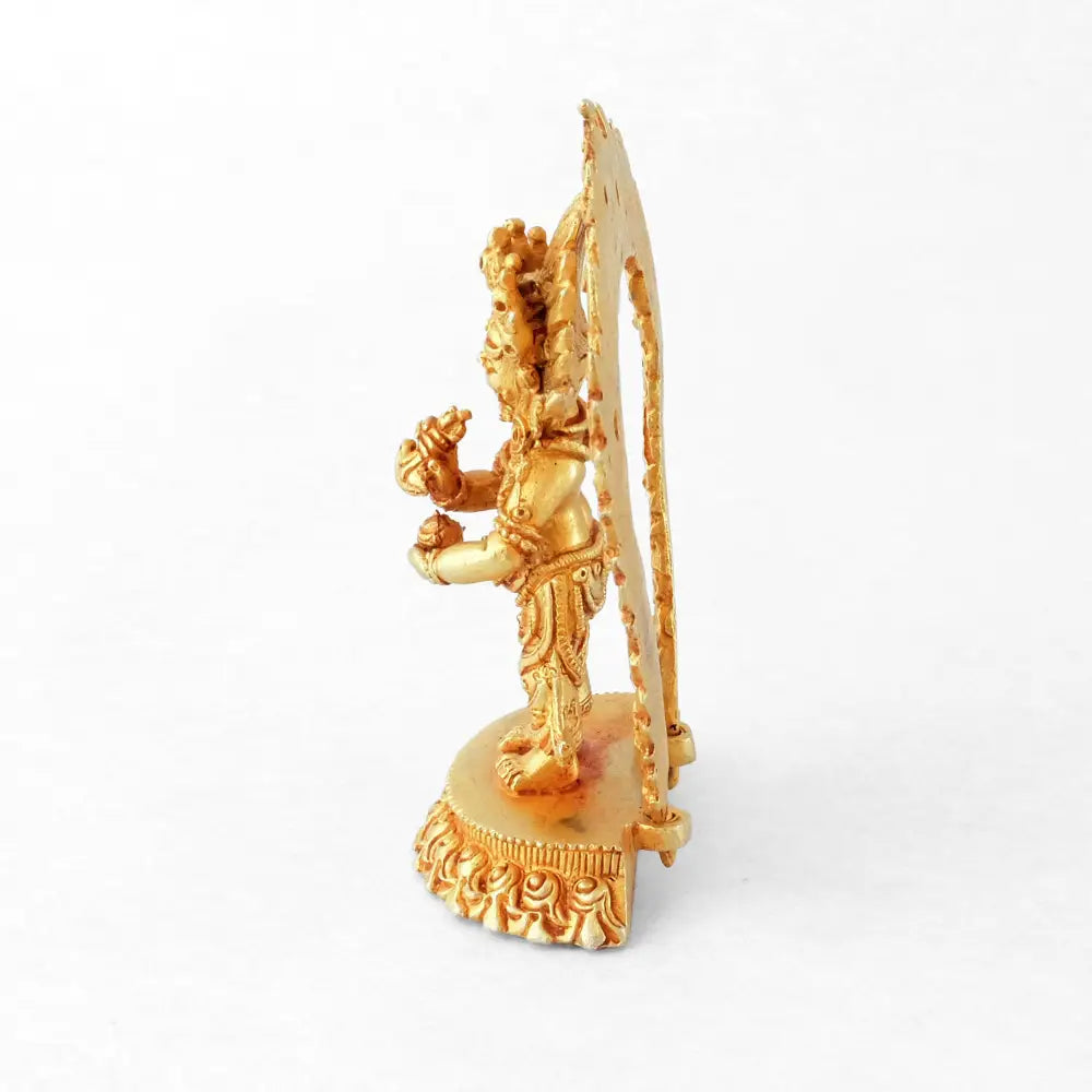 Kleine vergoldete Statue von Mahakala, einer buddhistischen Gottheit.