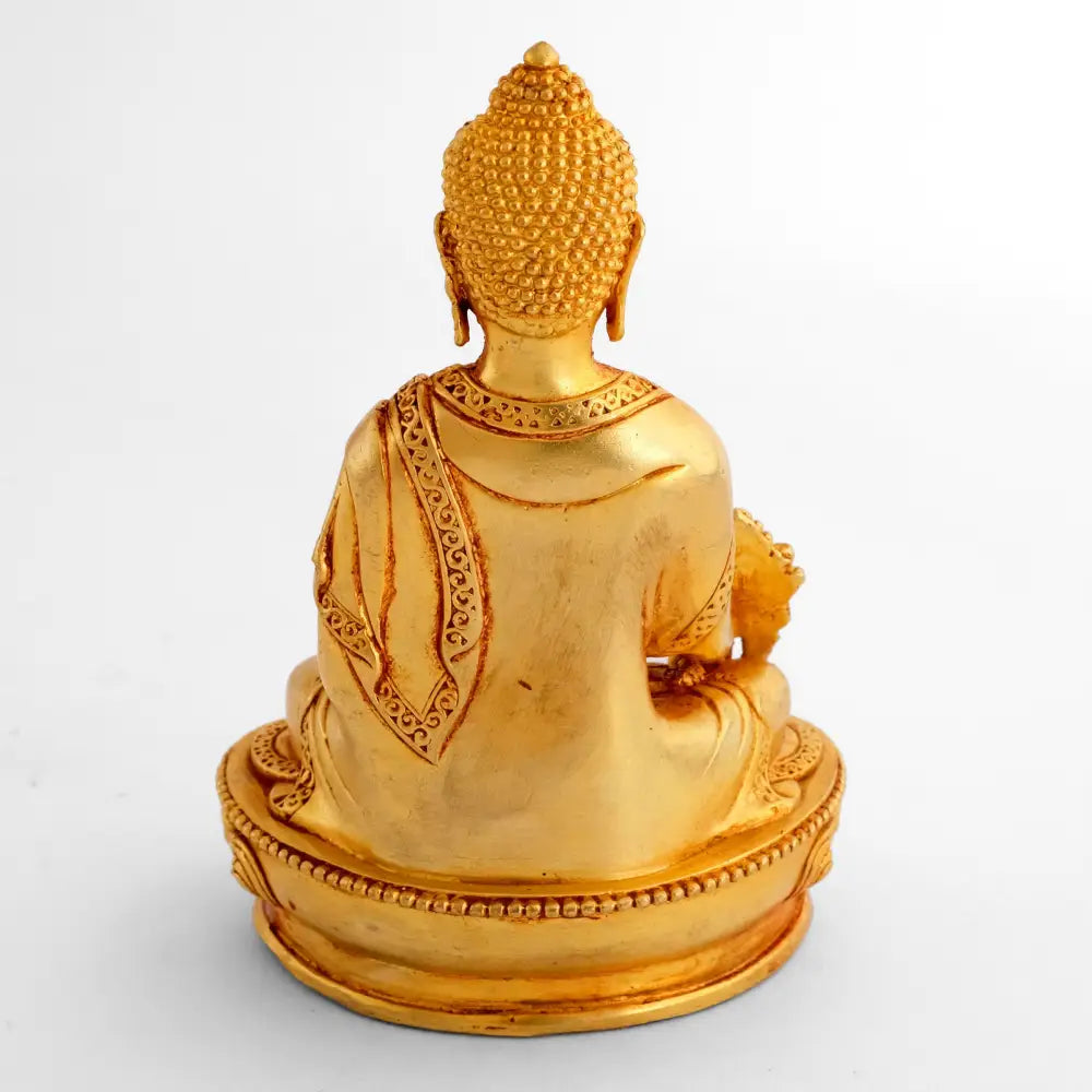 Rückansicht der kleinen goldenen Medizin Buddha Statue.