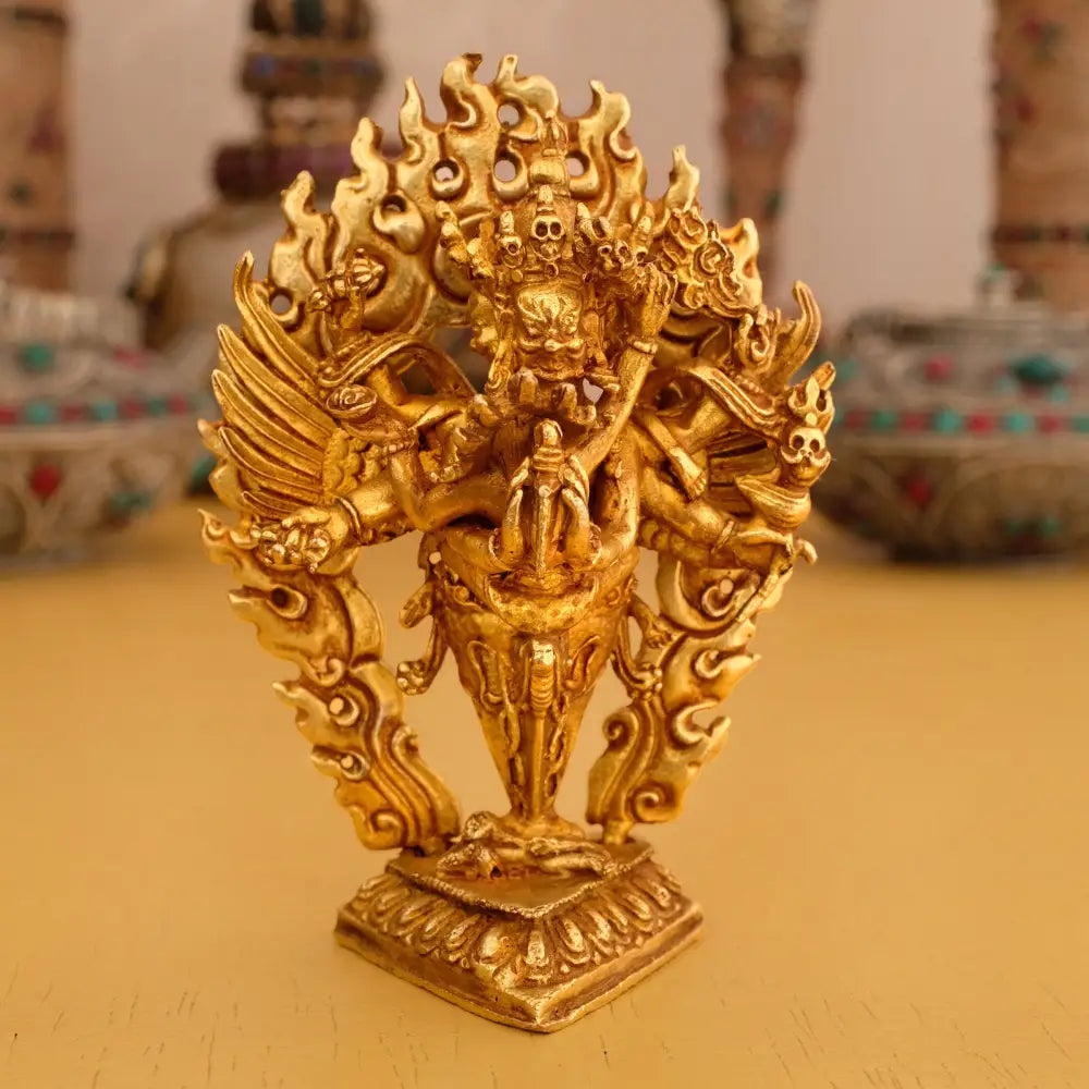 Kleine vergoldete Vajrakila Statue, Dorje Phurba. Er ist eine Tantra Meditationsgottheit. 