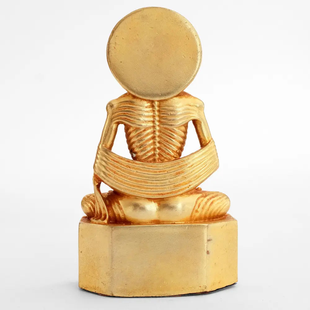 Kleine goldene Buddha-Statue von der Rückseite.