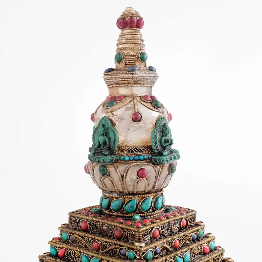 Verzierte, mit Juwelen besetzte buddhistische Stupa.