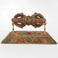 Vajra (Dorje) aus Kristall und Kupfer stehen. Beide sind mit feinem Filigran und farbigen Steinen verziert. Der Vajra ist ein Symbol der Erleuchtung und ein mächtiges Werkzeug für spirituelle Praktiken. Für den buddhistischen Altar und als kostbare Dekoration.
