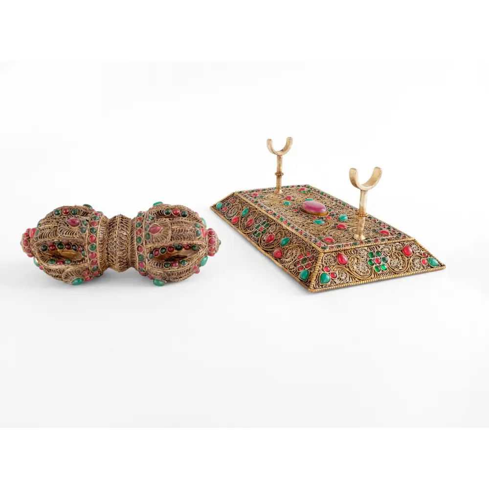 Vajra und Basis sind zwei Teile. Das Vajra wird auf die beiden Gabeln in der Basis aufgelegt. Der Kristall Vajra/Dorje liegt lose auf dem Stand. Der Vajra selbst ist 14 cm breit.