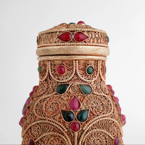 Kupfer Wasserflasche mit feinen spiralförmigen Filigran Elementen verziert, mit tief roten und dunkelgrünen Schmucksteinen besetzt. Kostbare Heim oder Büro-Dekoration und auch schön als Geschenk.