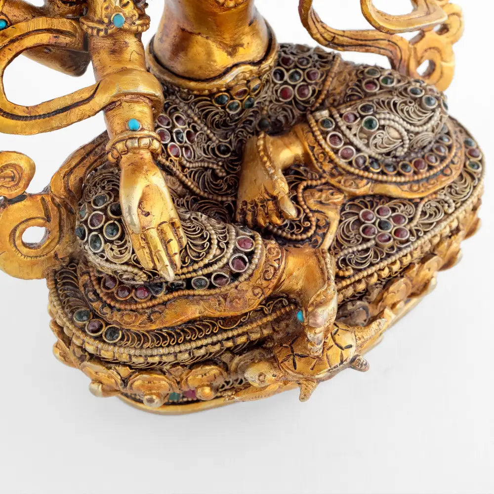 Lakshmi, ihre Robe ist mit feinen Filigran Elementen und farbigen Steinen verrziert.