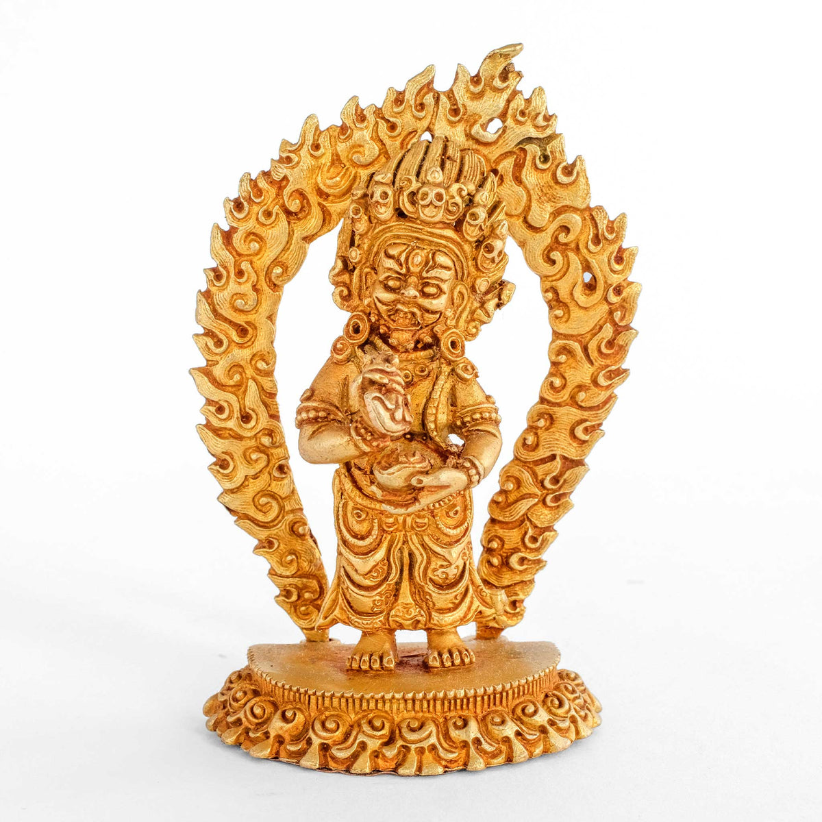 Kleine vergoldete Mahakala Statue auf einem Lotussockel, umrahmt von einer flammenden Aureole.