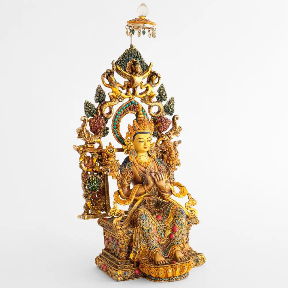 Maitreya Buddha mit Thorana die seine Bedeutung unterstreicht. Die Thorana ist aus Kupfer gegossen, vergoldet und bemalt.