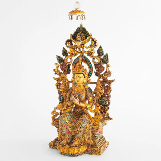 Goldene Maitreya Buddha statue. Seine Robe ist reich mit Filigran verziert.