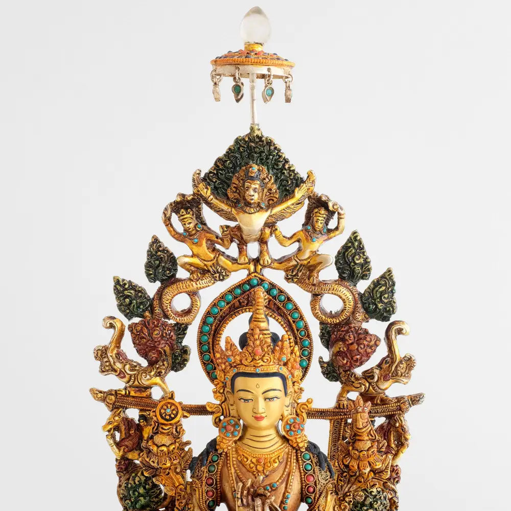 Goldene Maitreya Buddha, ein kleiner Schirm über der Statue und ein mit farbigen Steinen verzierter Nimbus hinter seinem Kopf.