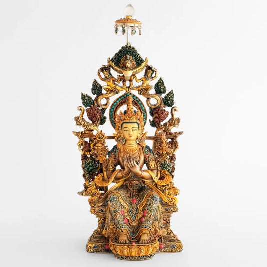 Maitreya, der Zukunftbuddha auf seinem Thron mit geschmücktem Hintergrund und an der Spitze ein Schirm.