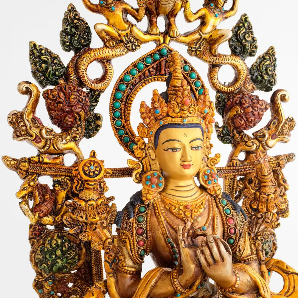 Maitreya Buddha Statue, der Zukunftbuddha. Er trägt eine Krone und den reichen Schmuck eines Bodhisattva.