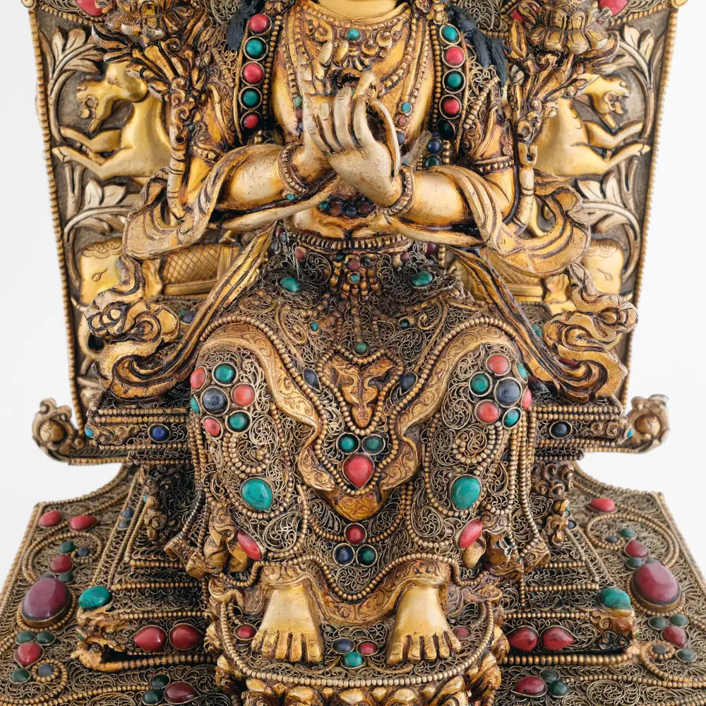 Die Hände der Maitreya Figur sind im Dharrmacakra Mudra, sie halten die Stengel von Lotosblumen. Die Füße sind auf dem Boden aufgesetzt. 