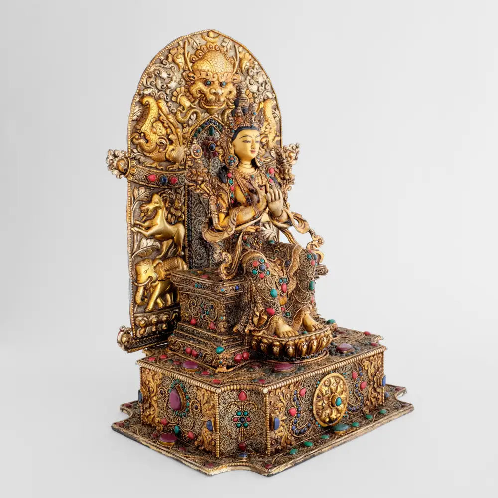 Maitreya Buddha Statue auf einem prächtigen Thron. Die Robe und der Thron, sowie der Nimbus sind dekoriert mit feinem Filigran. Er ist der Zukunftbuddha.