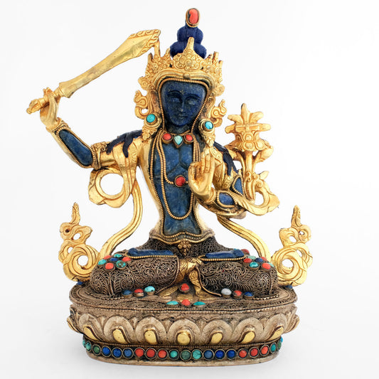 Manjushri Statue, der Körper ist aus einem Kupferguss, das Gesicht, der Bauch, die Unterarme und Füße sind aus Lapislazuli geschnitzt, das Metall ist mit Filigran besetzt, versilbert und Feuervergoldet, verziert mit gefassten Türkis, Koralle und Lapislazuli.