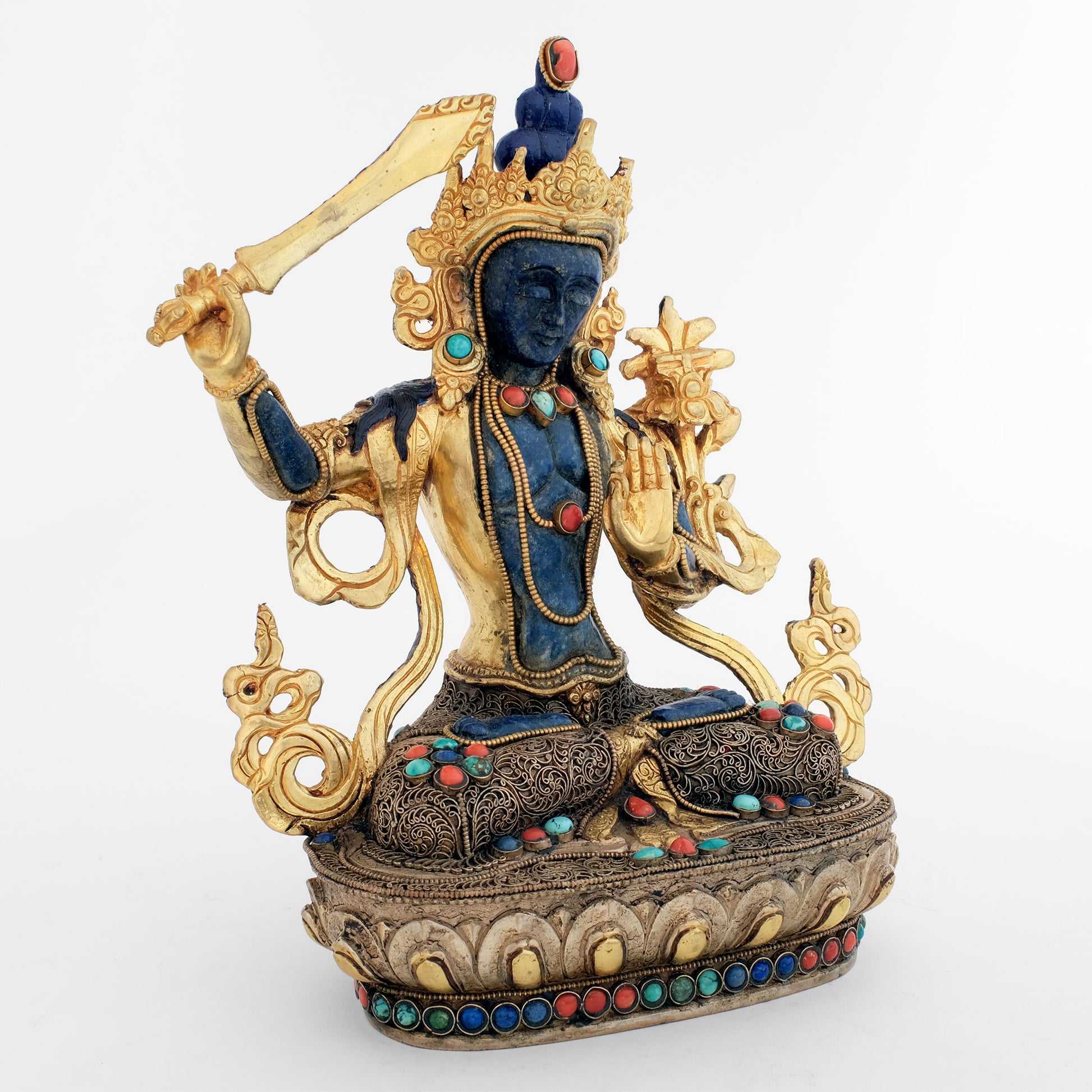 Manjushri Statue, der Körper ist aus einem Kupferguss, das Gesicht, der Bauch, die Unterarme und Füße sind aus Lapislazuli geschnitzt, die Robe und der Lotus Sockel sind mit Filigran besetzt, versilbert und vergoldet, verziert mit gefassten Türkis, Koralle und Lapislazuli.