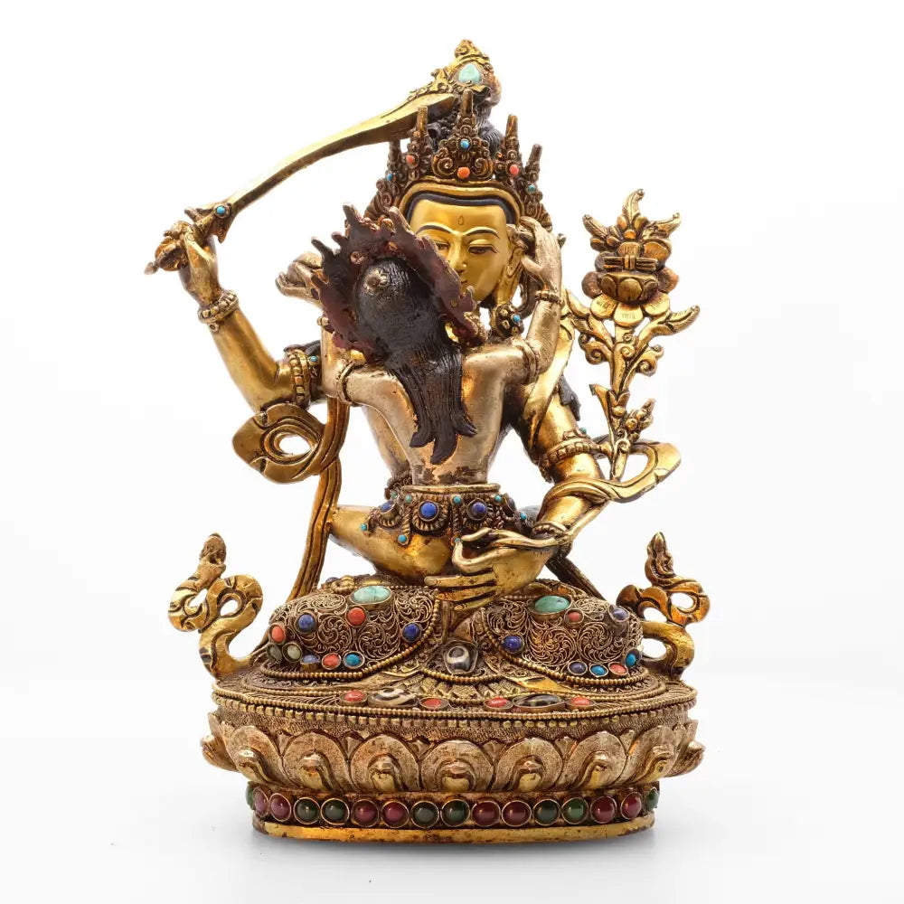 Aus Kupfer gegossener Körper, Wachsausschmelztechnik, verziert mit feiner Filigran Ornamentik, versilbert und vergoldet, besetzt mit Türkis, Koralle und Lapislazuli. Den Sockel zieren Kunststeine. Die Gesichter sind in Gold gefasst.