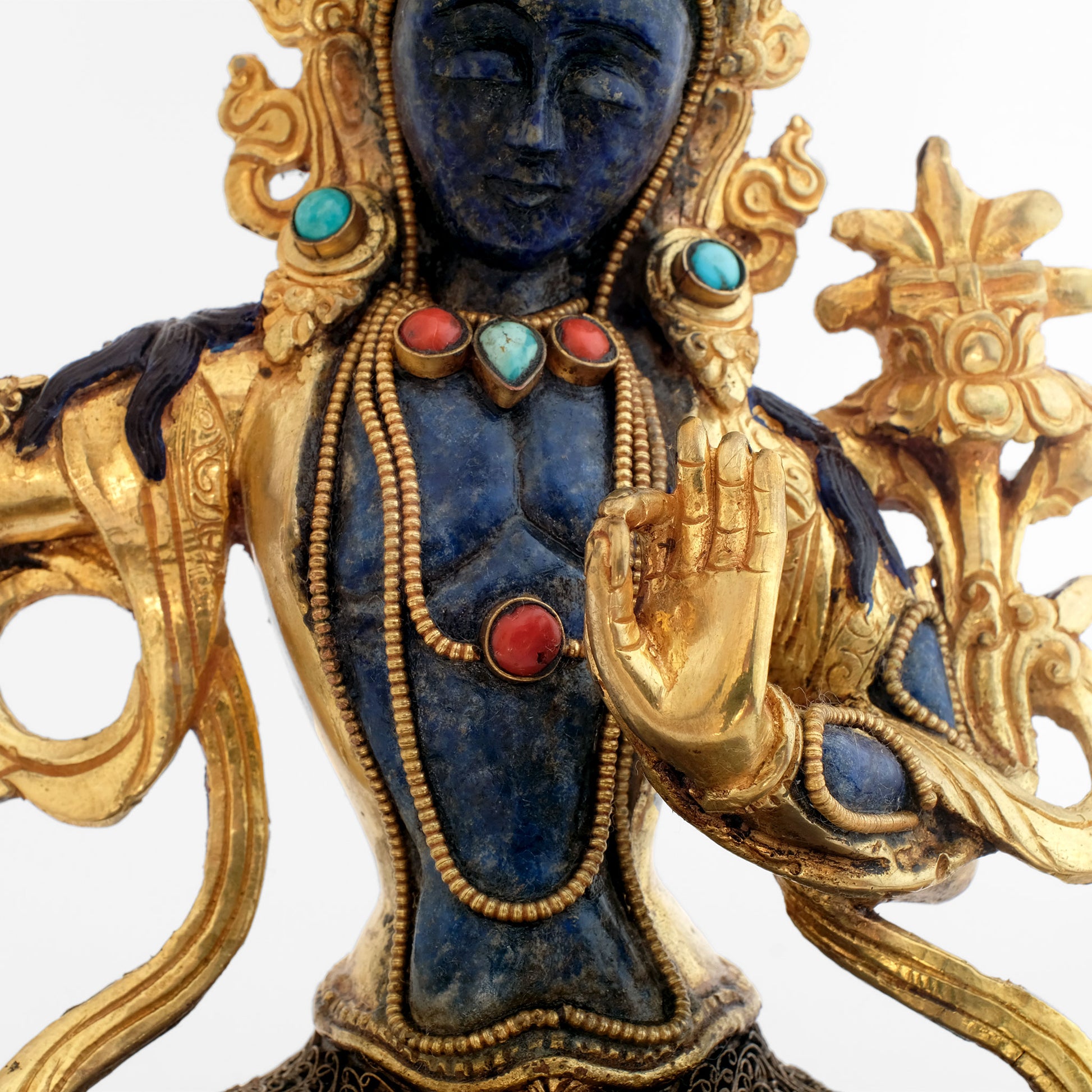 Manjushri Statue, über seiner linken Schulter die Prajna Paramita, das Buch der Weisheit. Manjushri trägt die Krone und den Schmuck eines Bodhisattvas. Er ist mit Türkis und Koralle besetzt.